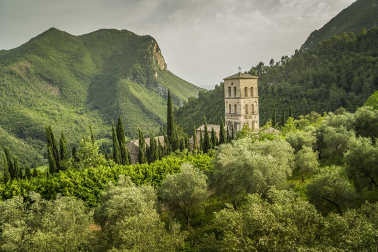 Tornyos épület az olasz tájban.
