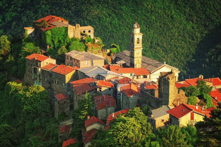 Tornyos falu dombok között