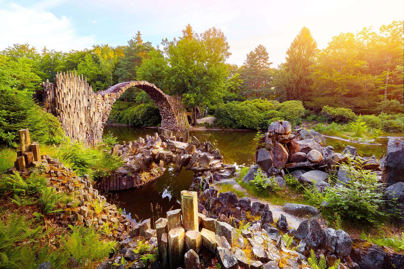 kőhíd a patak partjával