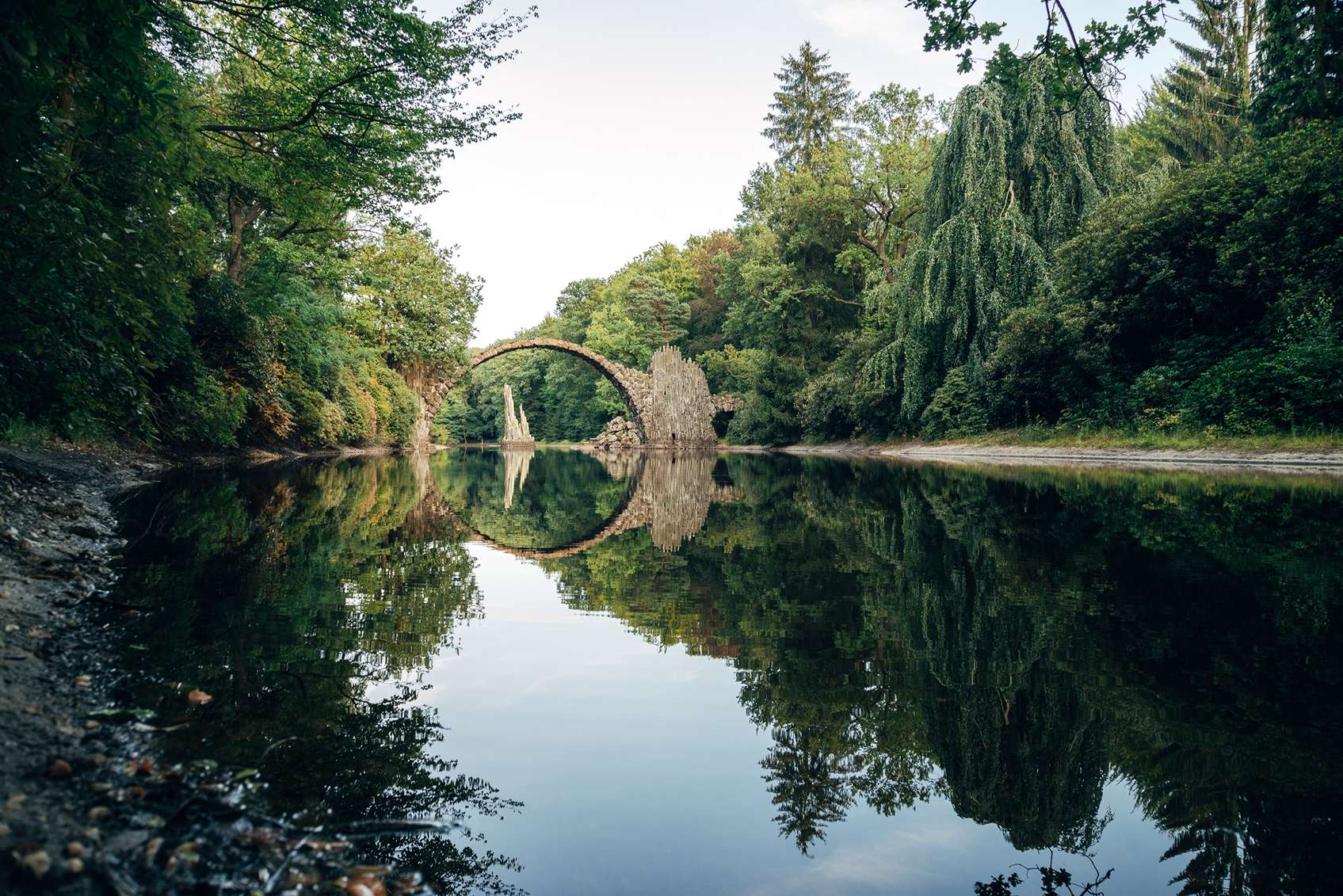 kőhíd a fák között