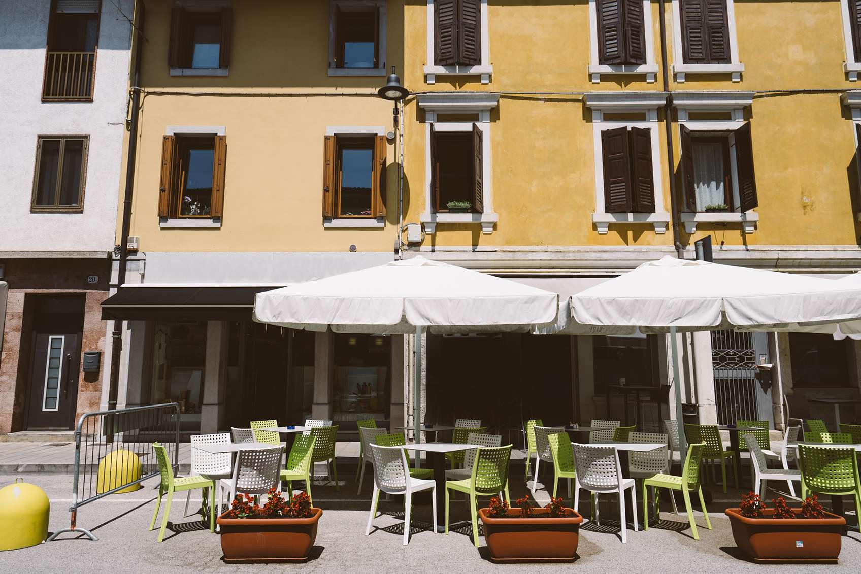 Kávézók palmanovában zöld székekkel