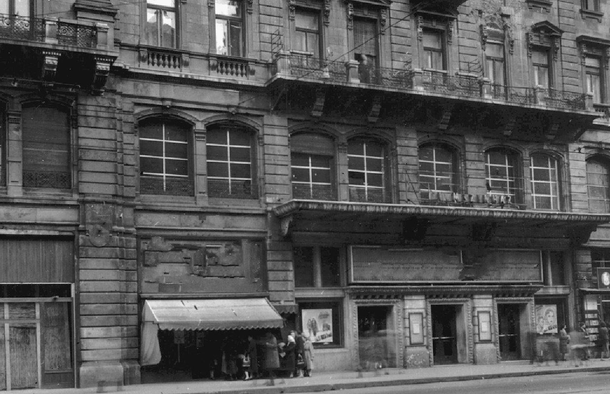 Puskin mozi bejárata az ötvenes években