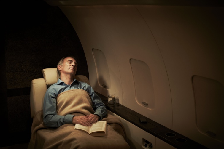 repules alvas - Startlap Utazás Repülőn alvó férfi, kényelmesen hátradőlve.