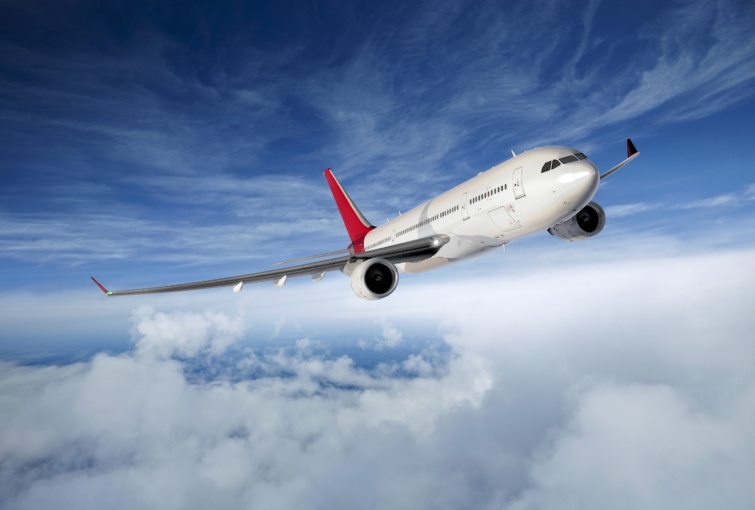 Egy repülőgép a felhők felett