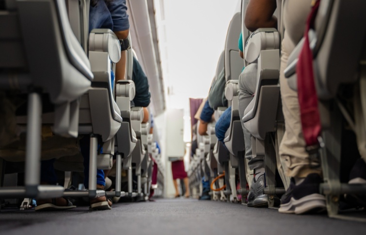 Egy repülőgép fedélzetének alulnézeti képe, két szélén az üléssorokkal