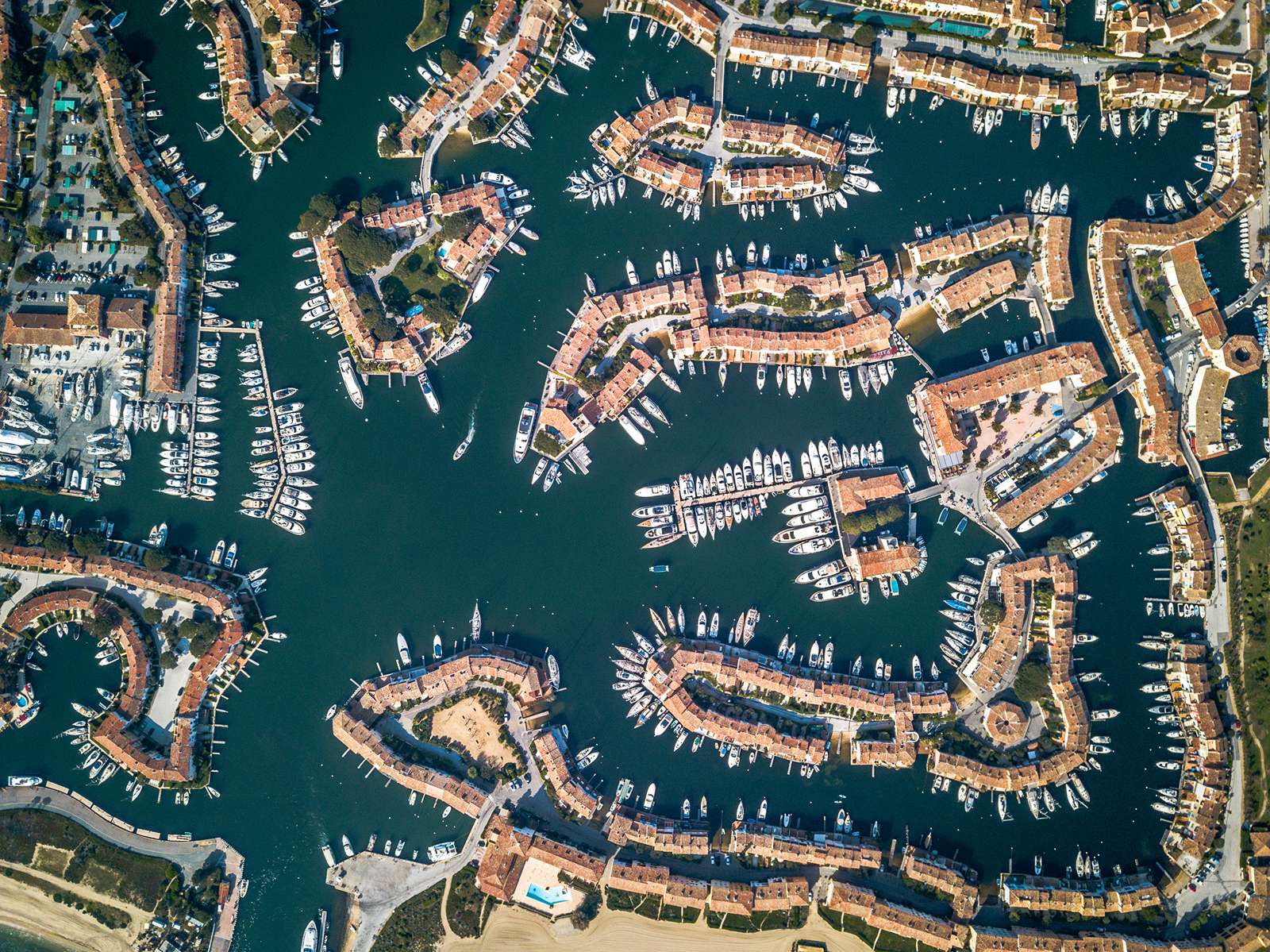 yacht kikötő madártávlatból