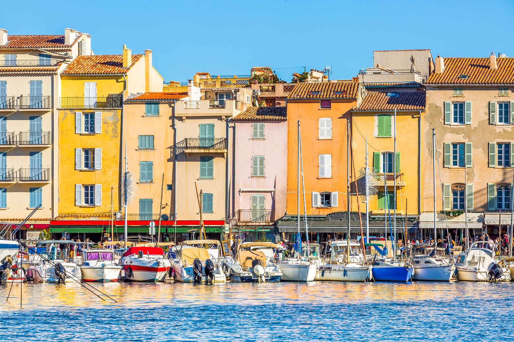 színes házak a kikötő mentén