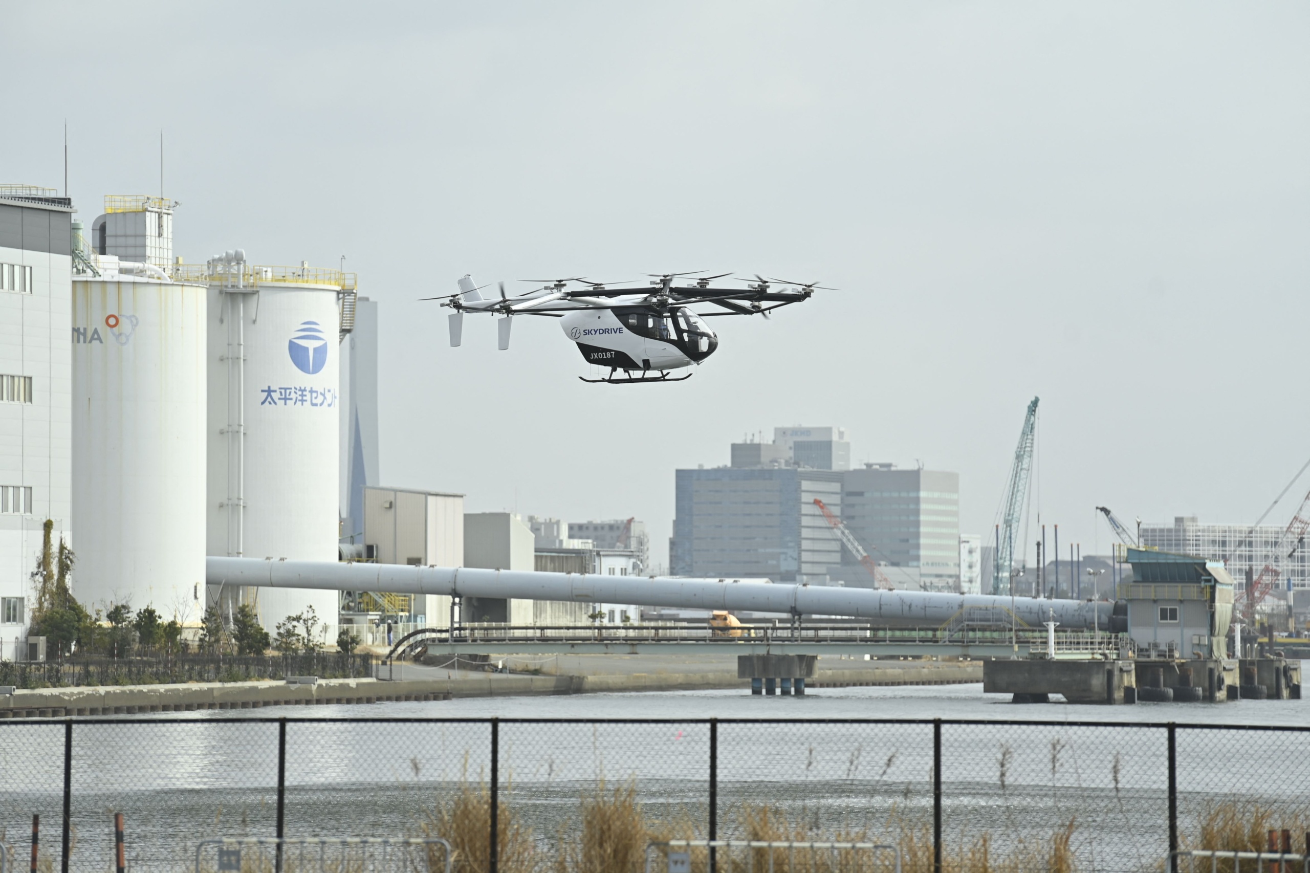 A SkyDrive repülő autója, ami átrepülte a Tokiói-öblöt.