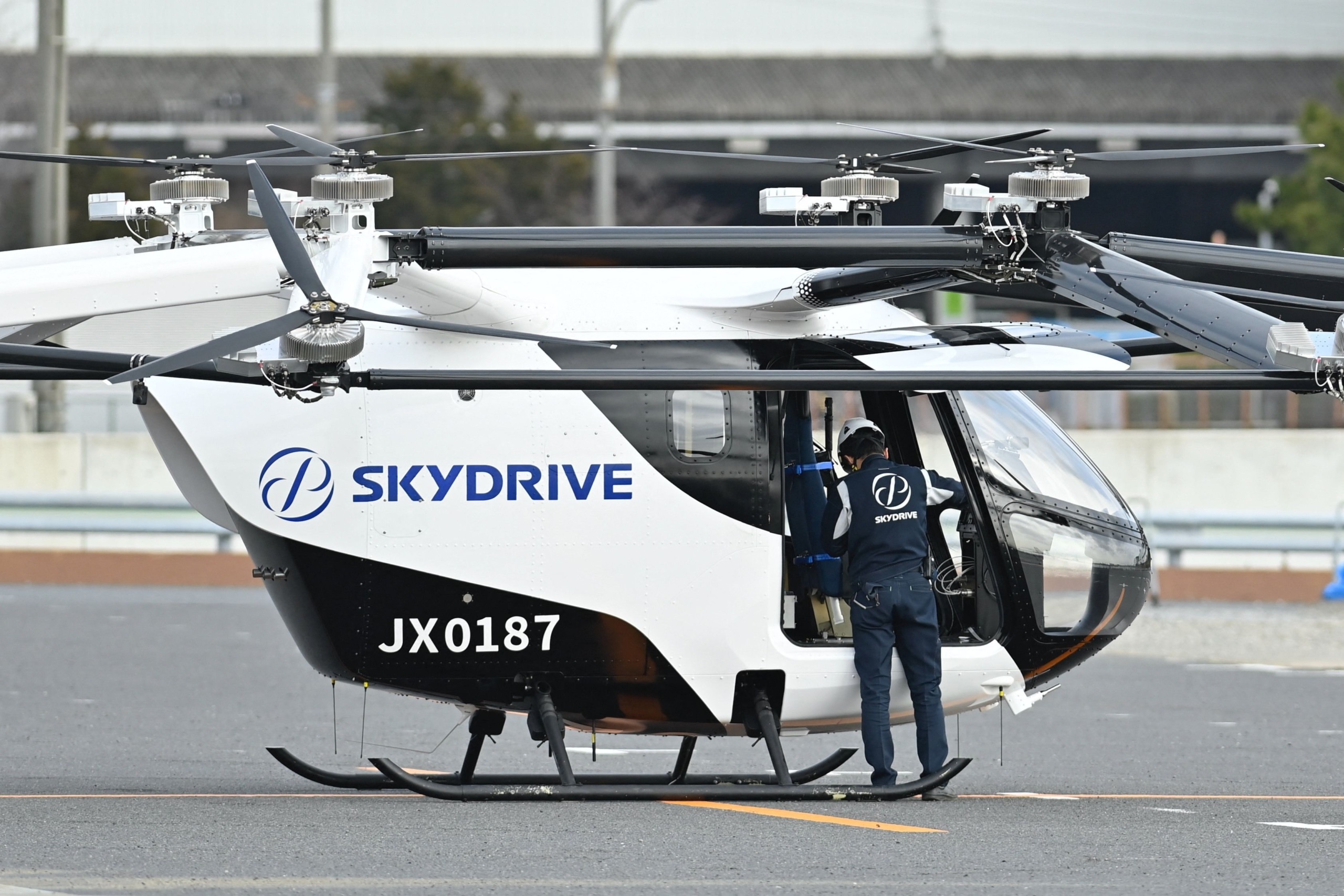 A SkyDrive repülő autója, ami átrepülte a Tokiói-öblöt.