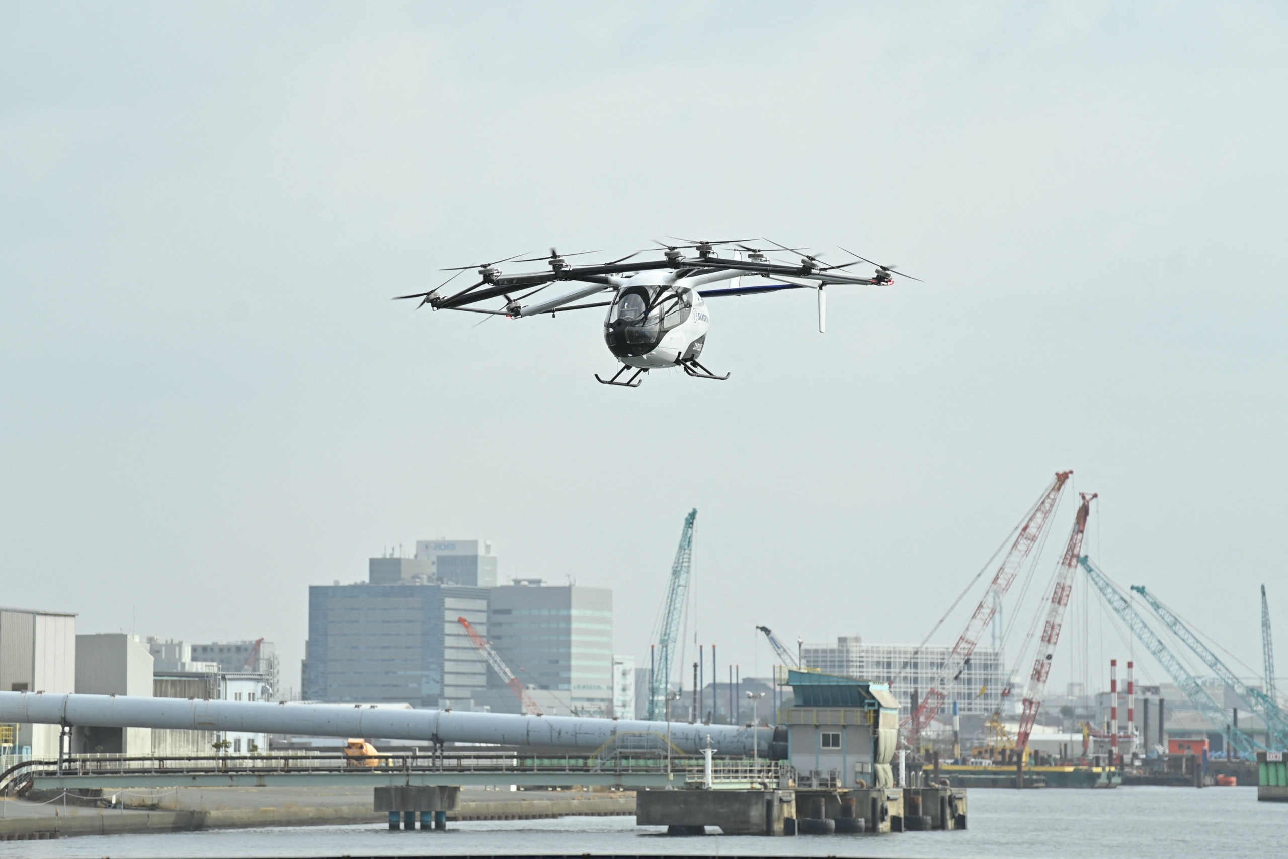 A SkyDrive repülő autója, ami átrepülte a Tokiói-öblöt.