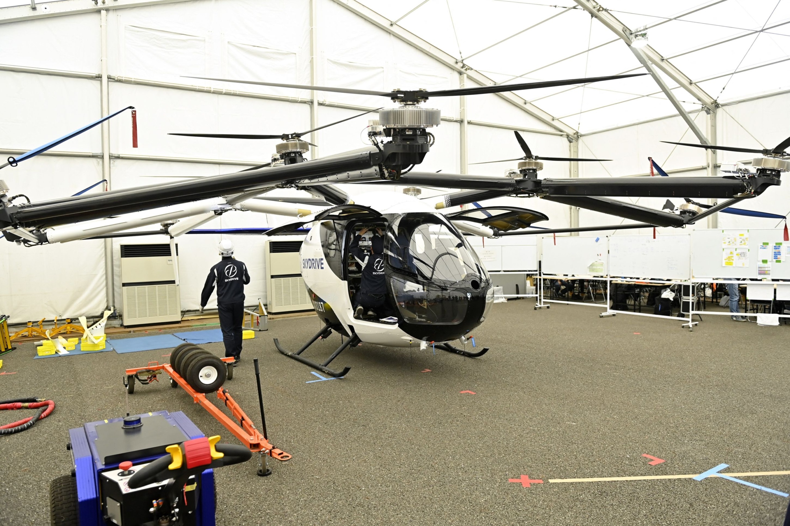 A SkyDrive repülő autója, ami átrepülte a Tokiói-öblöt.