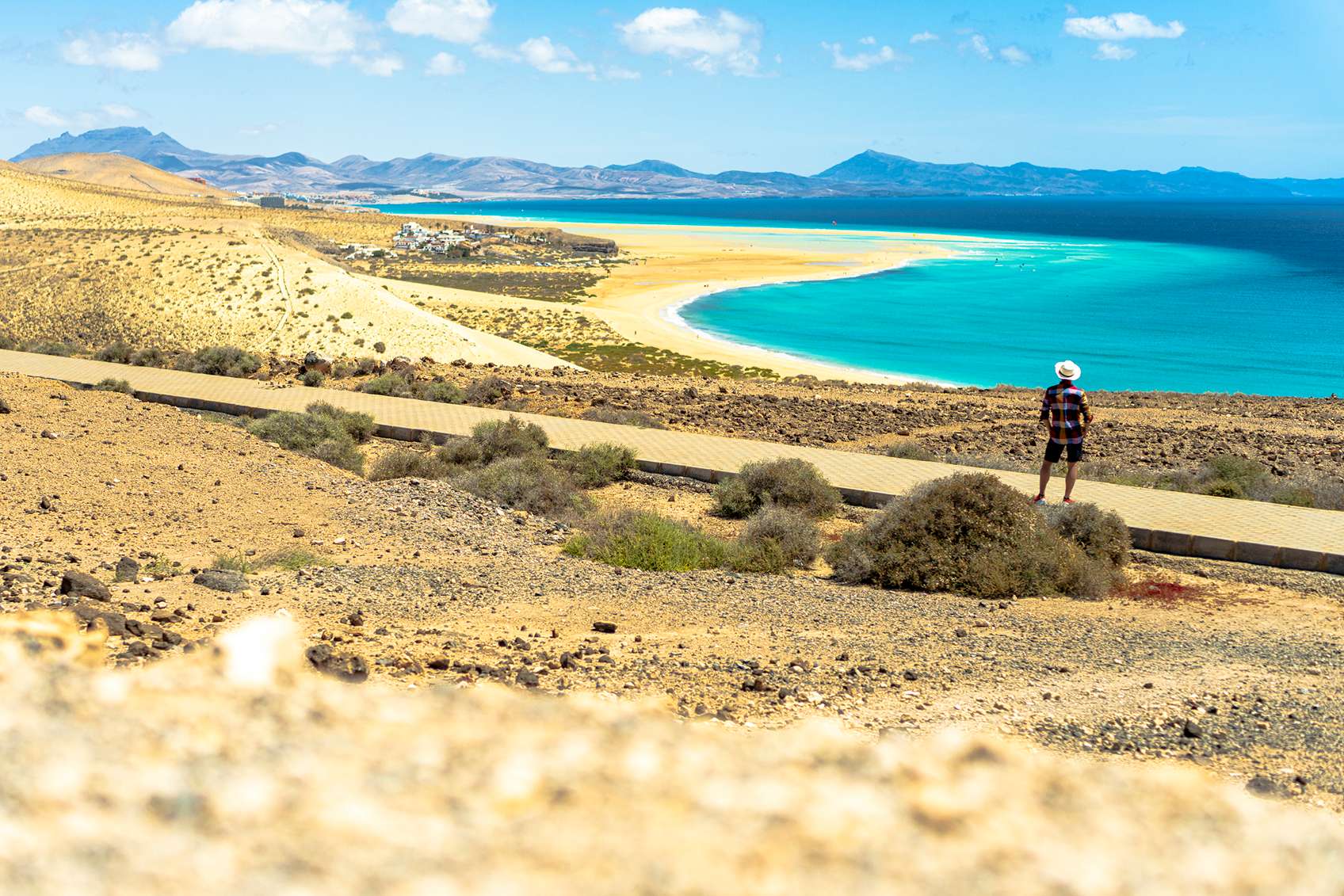 sotavento 4_11zon - Startlap Utazás Tengerparton sétáló ember