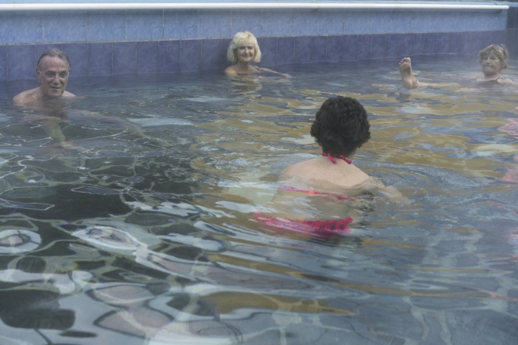 Termálfürdő medencéjében úszkáló nyugdíjasok