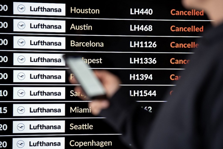 Egy repülőtér kijelzője: sorozatos járattörlések 