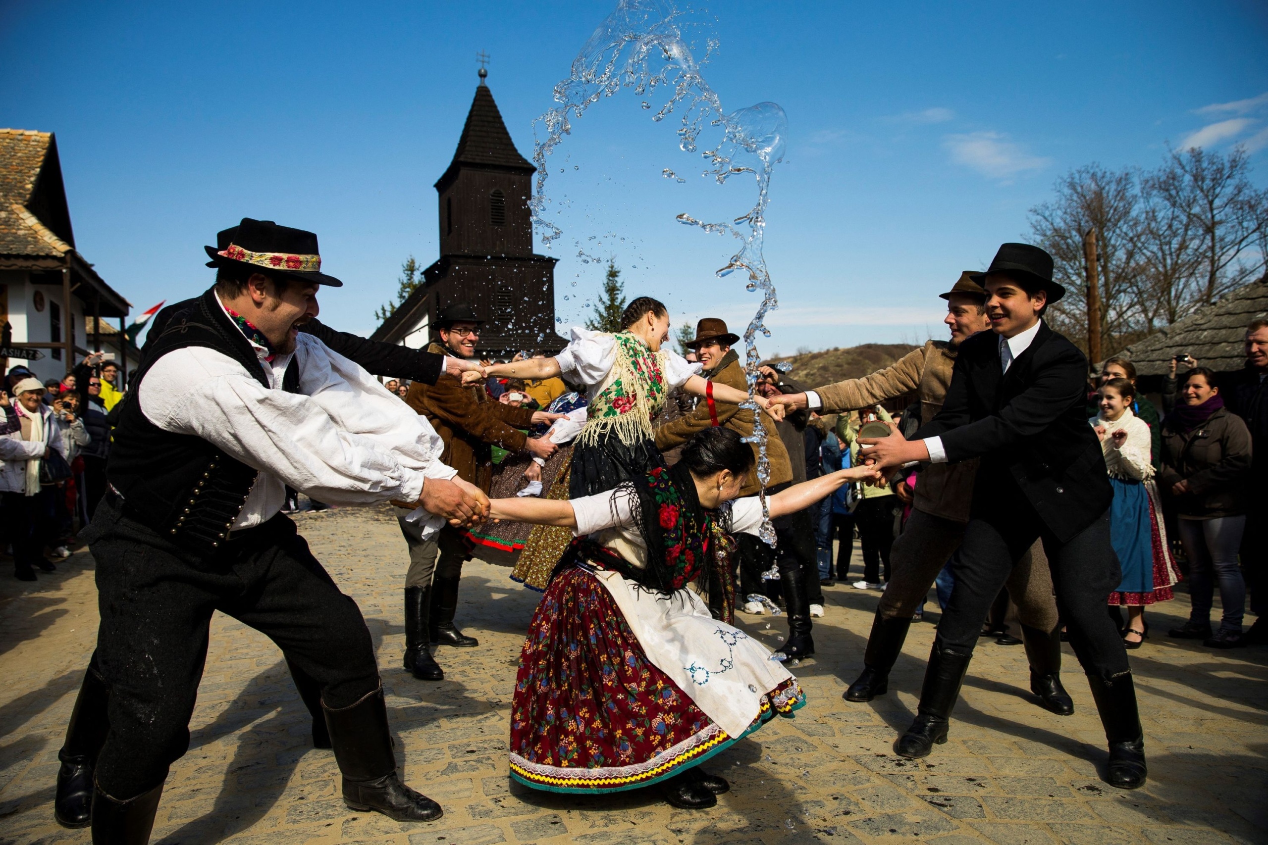 Húsvéti locsolkodás Hollókőn