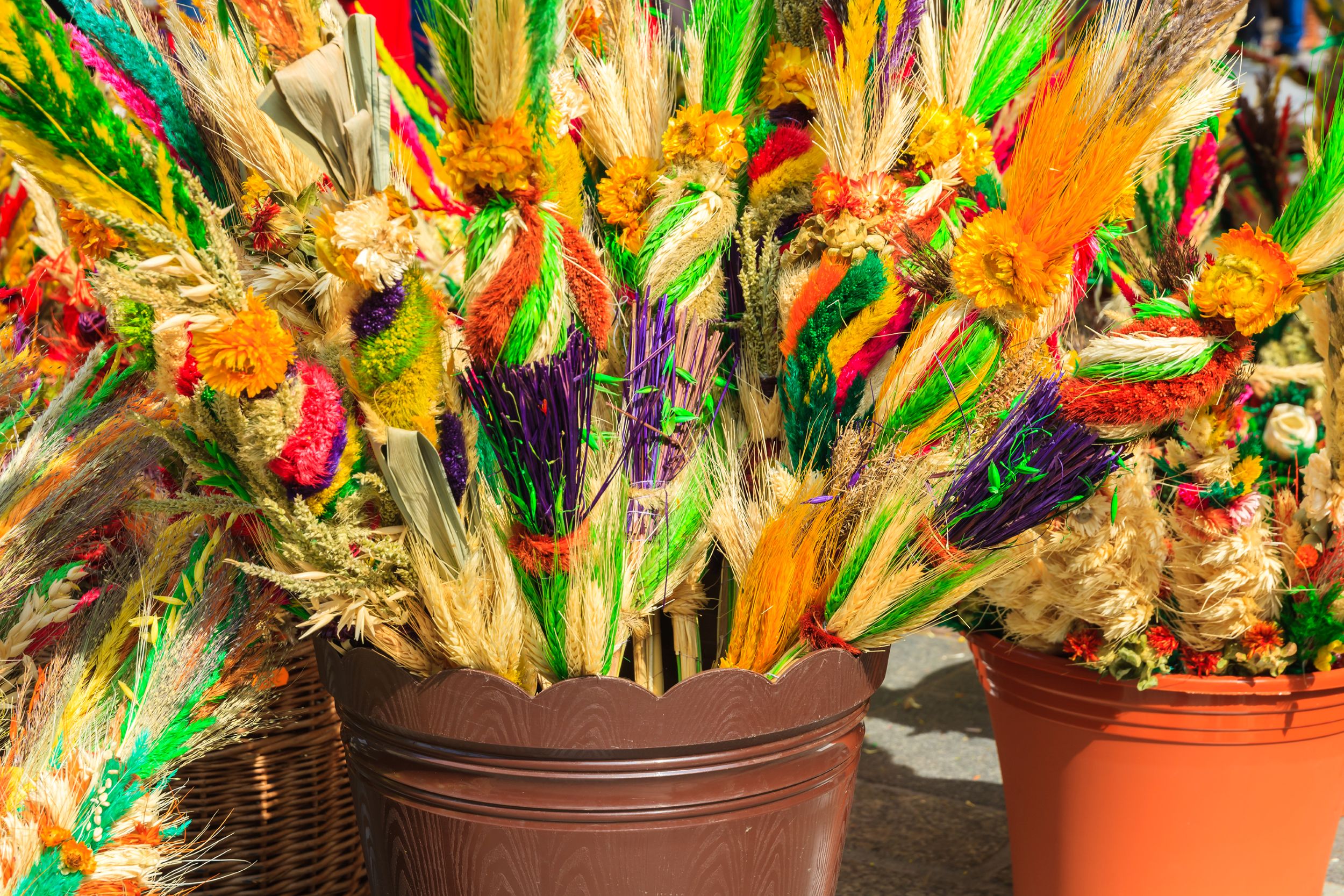 Húsvéti pálmák a krakkói főpiacon az áprilisi vásári rendezvényen, Lengyelországban