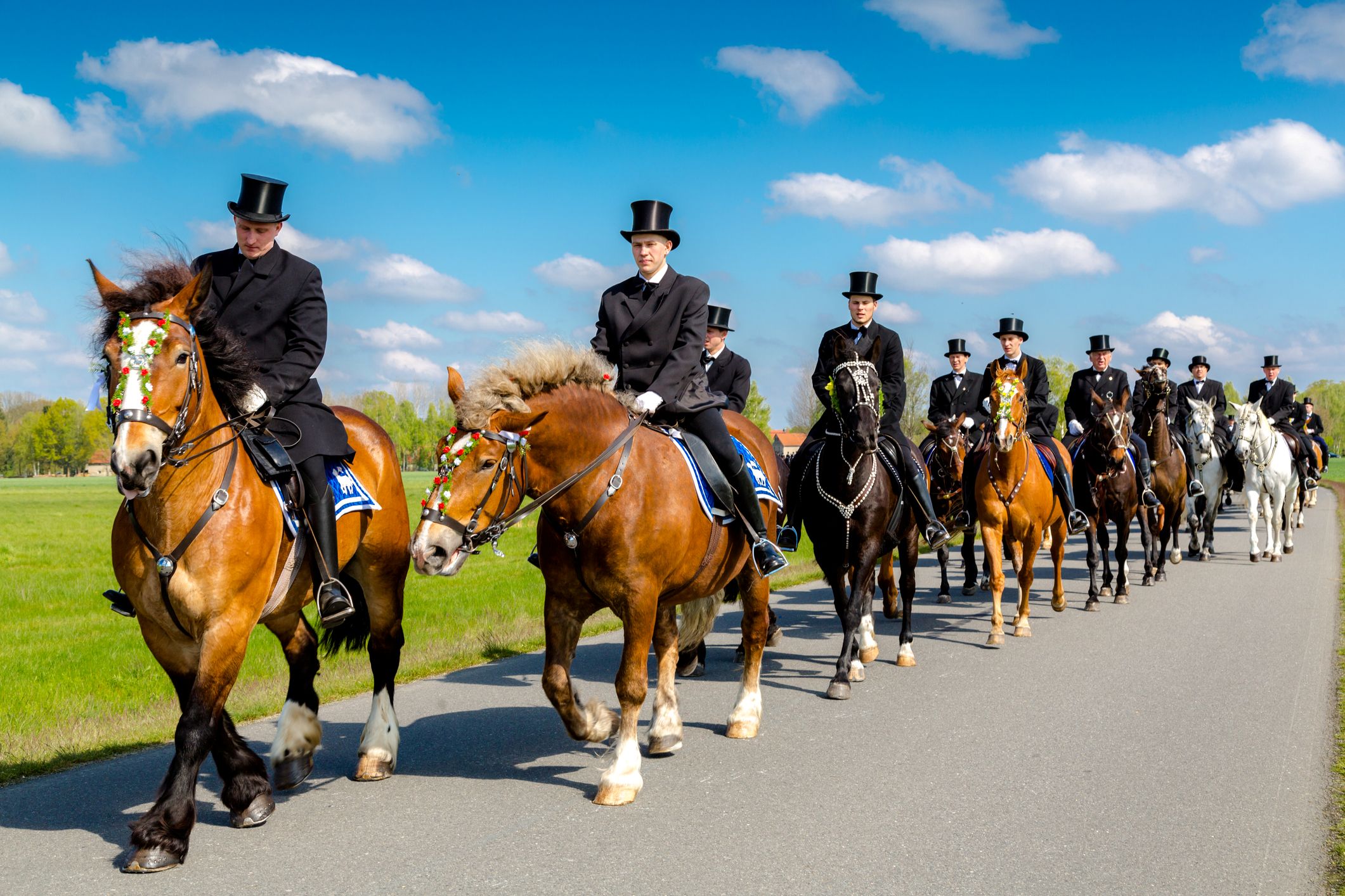 Férfiak lovagolnak húsvéti hagyomány szerinti öltözetben Németországban