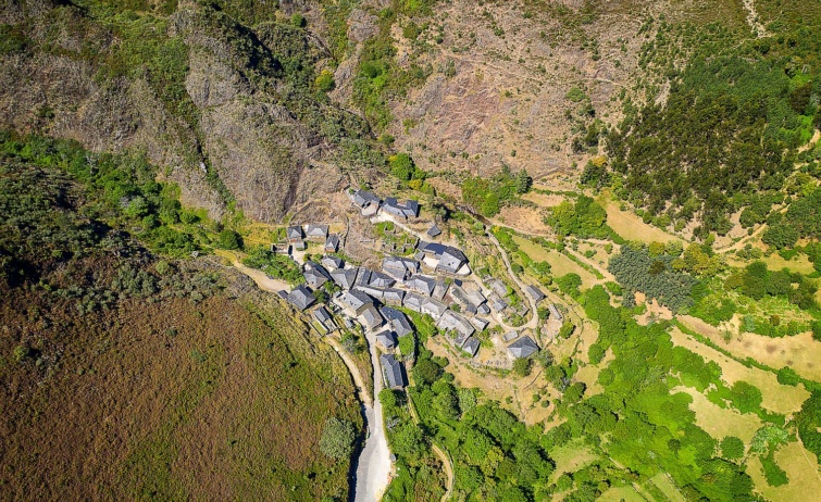 Egy kis falu egy völgyben madártávlatból