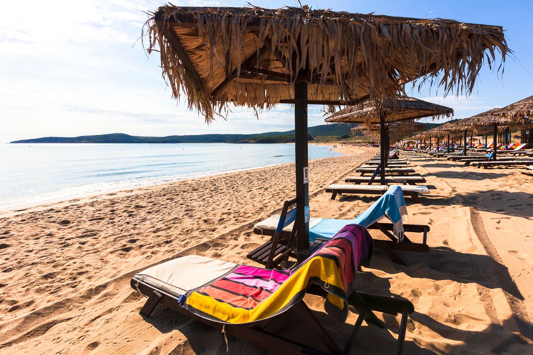 Nyugágyak és napernyők a tengerparton