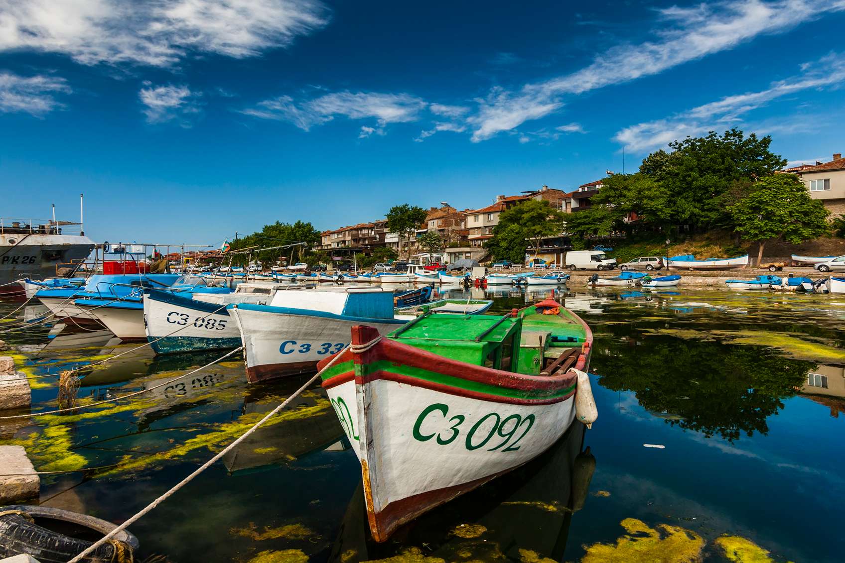 Színes csónakok egy kikötőben