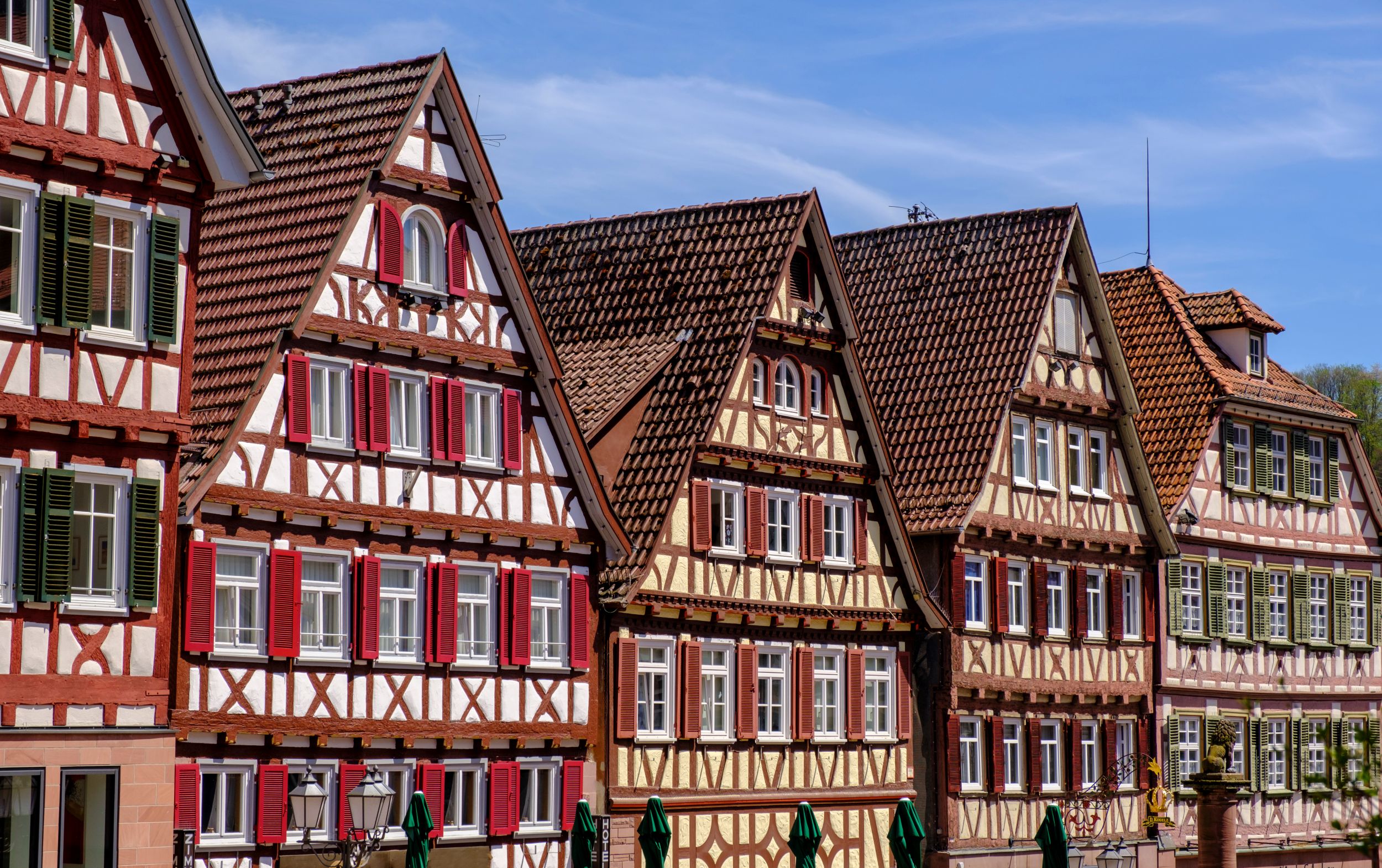 Hagyományos favázas házak.