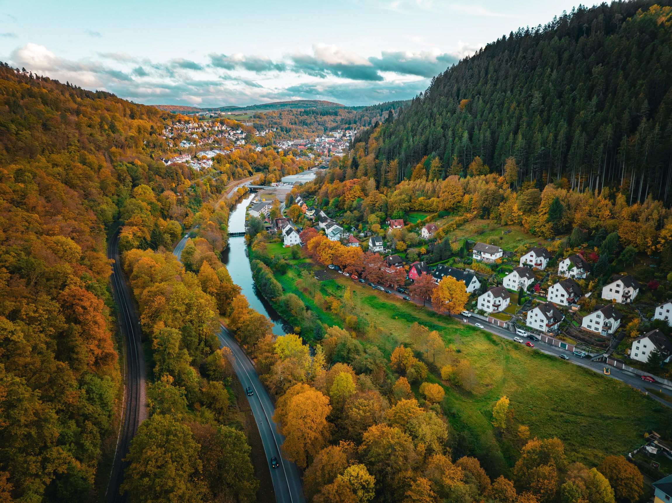 Légifelvétel egy folyóról és egy völgyről.