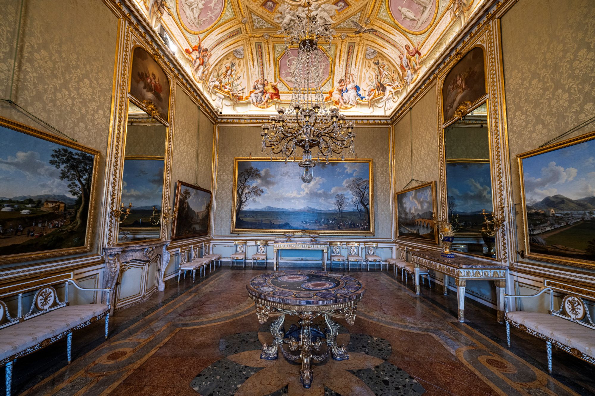 A casertai palota színes, elegáns termei.