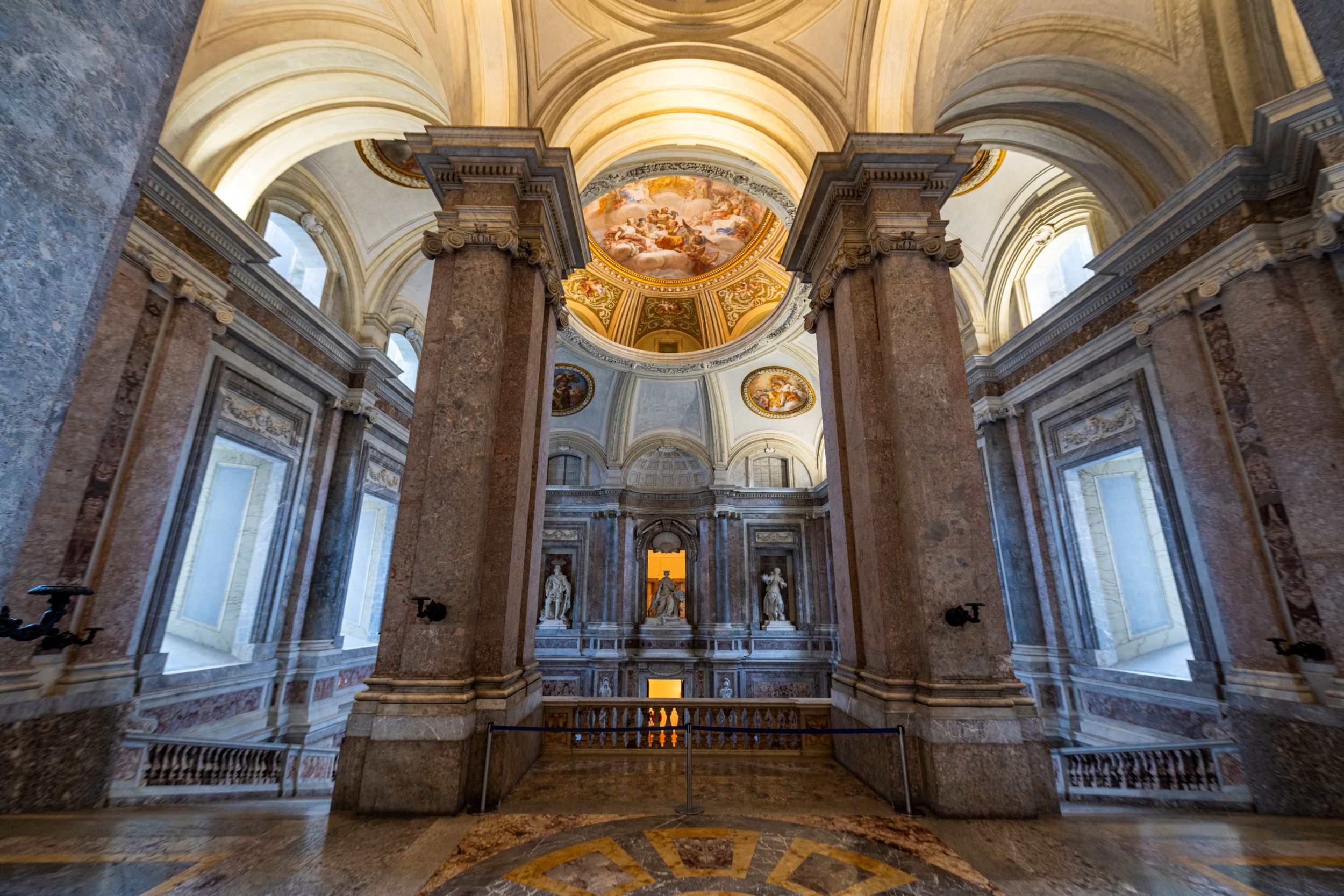 A casertai palota színes, elegáns termei.