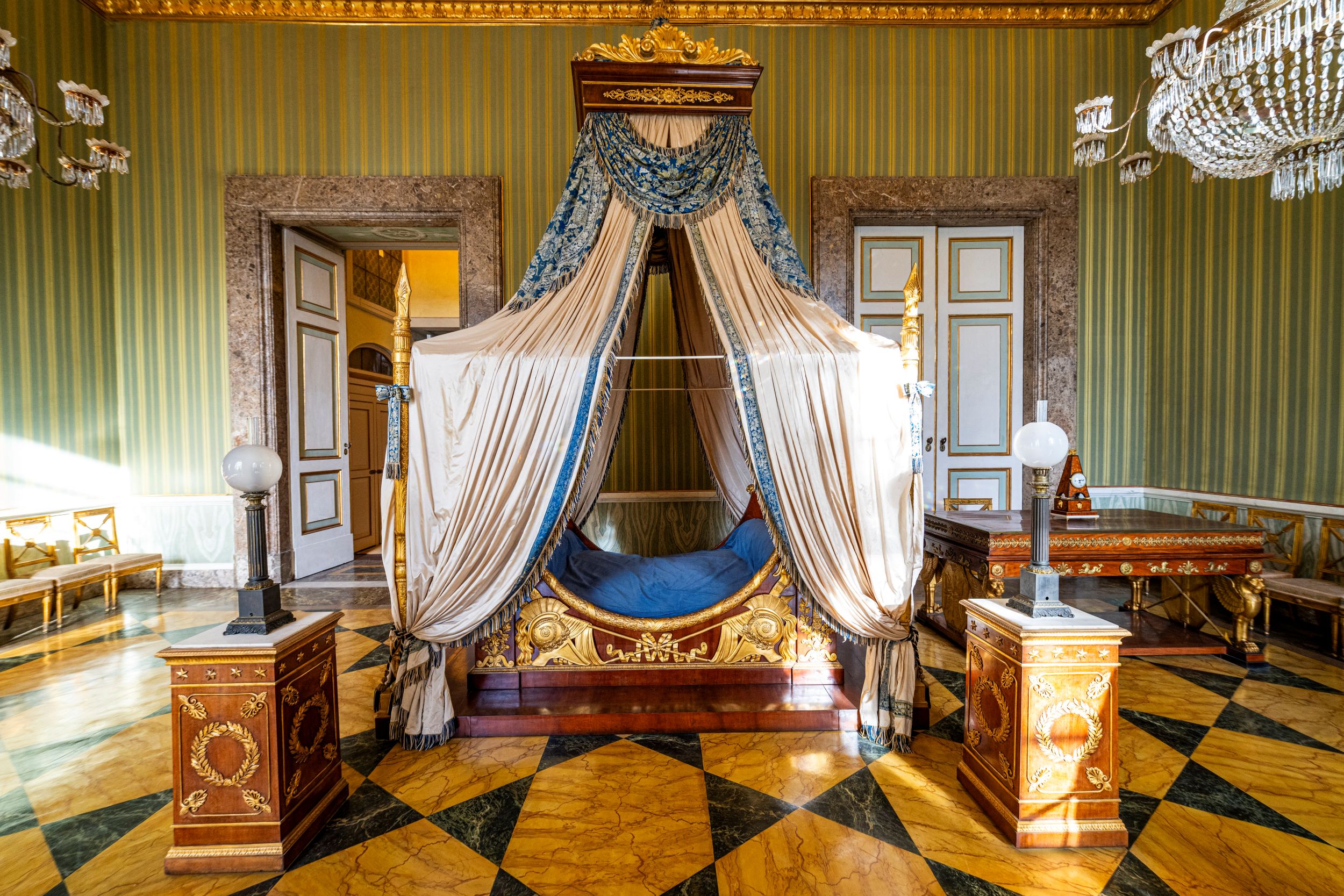 Korabeli ágy a casertai palota egyik termében.