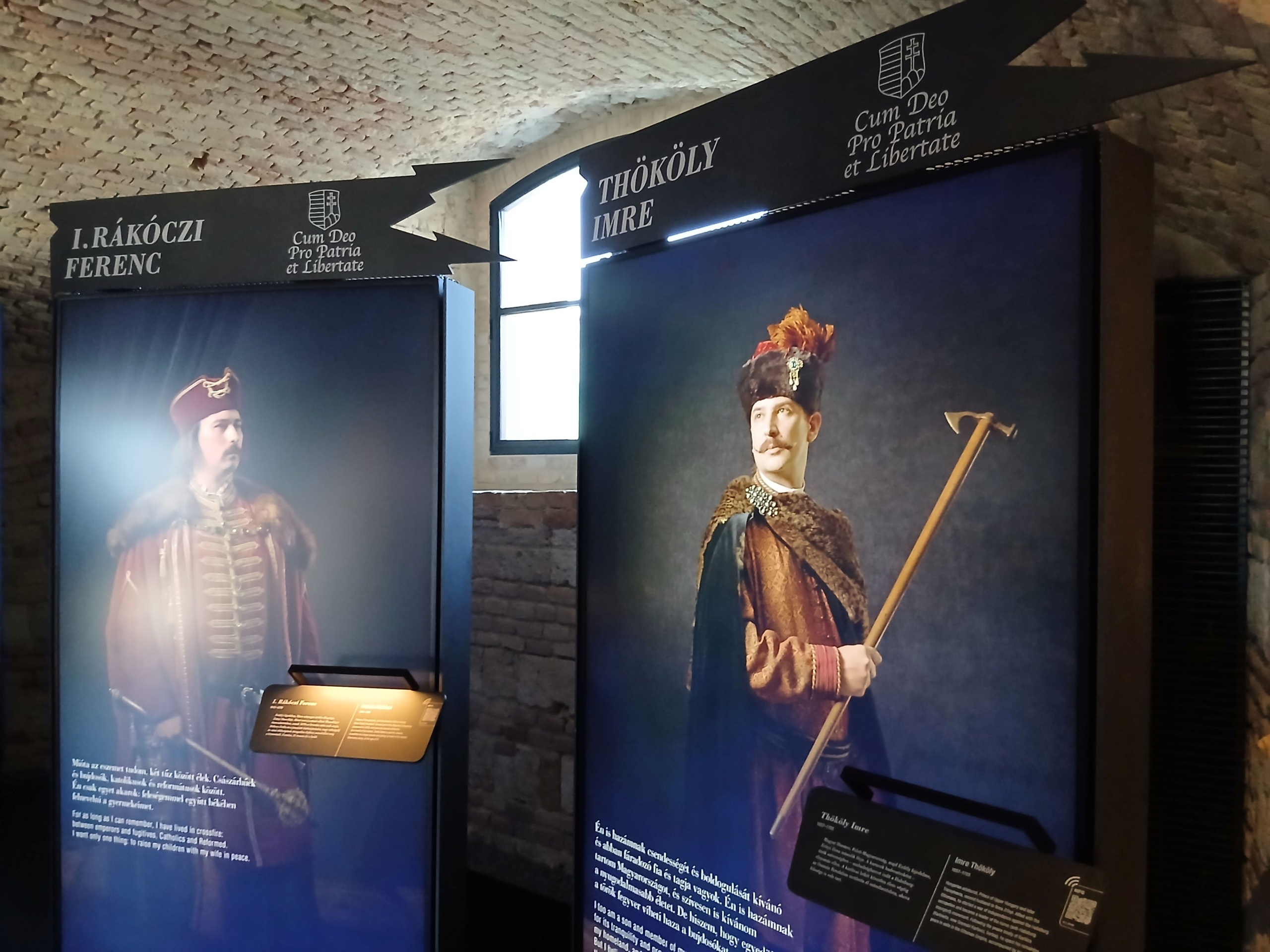 Digitális táblák a kiállításon.