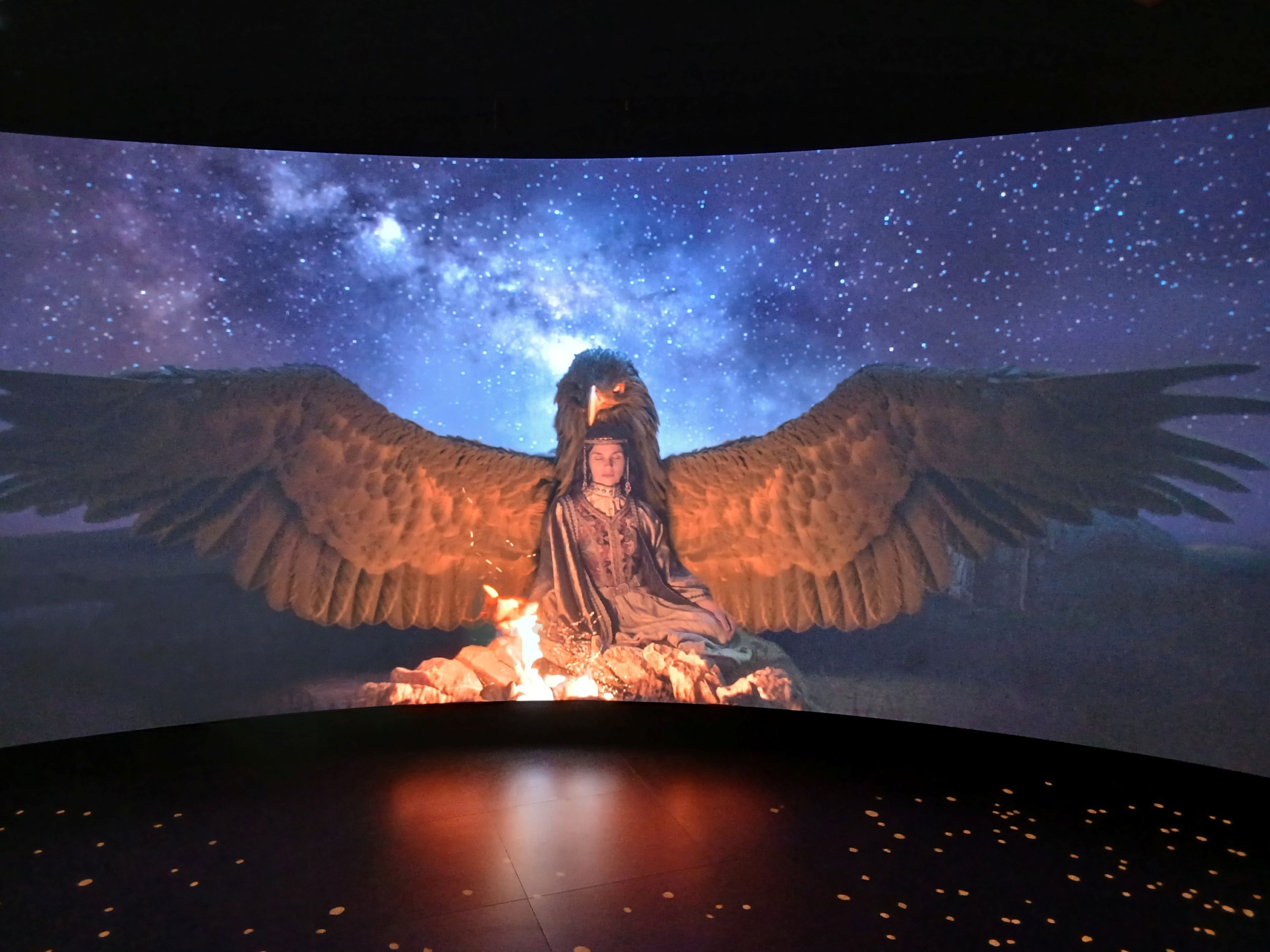 Digitális kép egy nőről és turulmadárról.