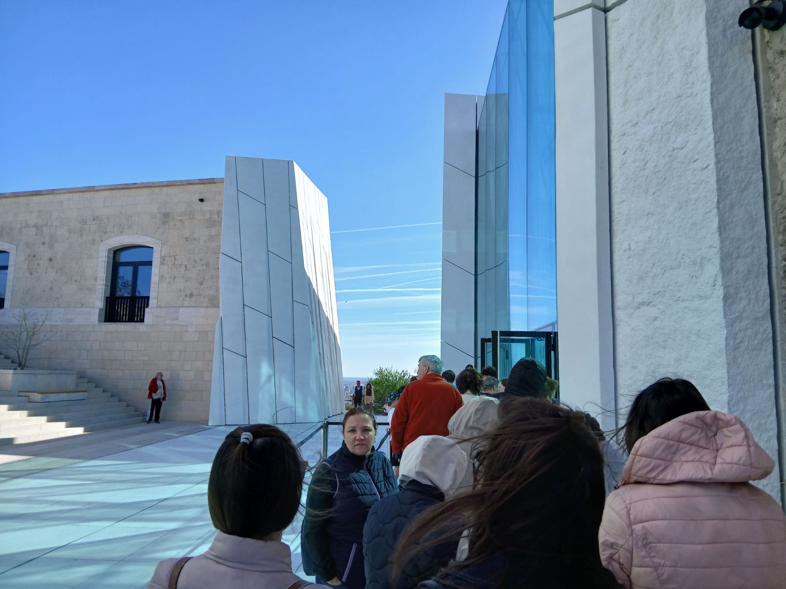 Sor a Citadellában található kiállítás előtt.