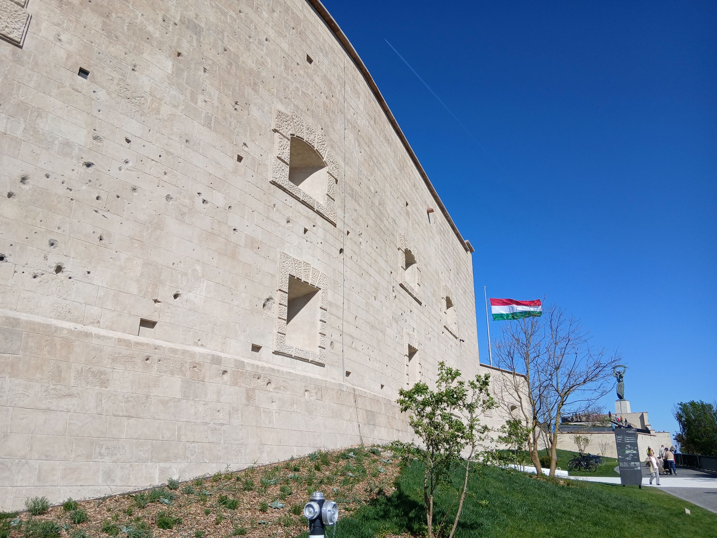 Lövésnyomok a Citadella falán.