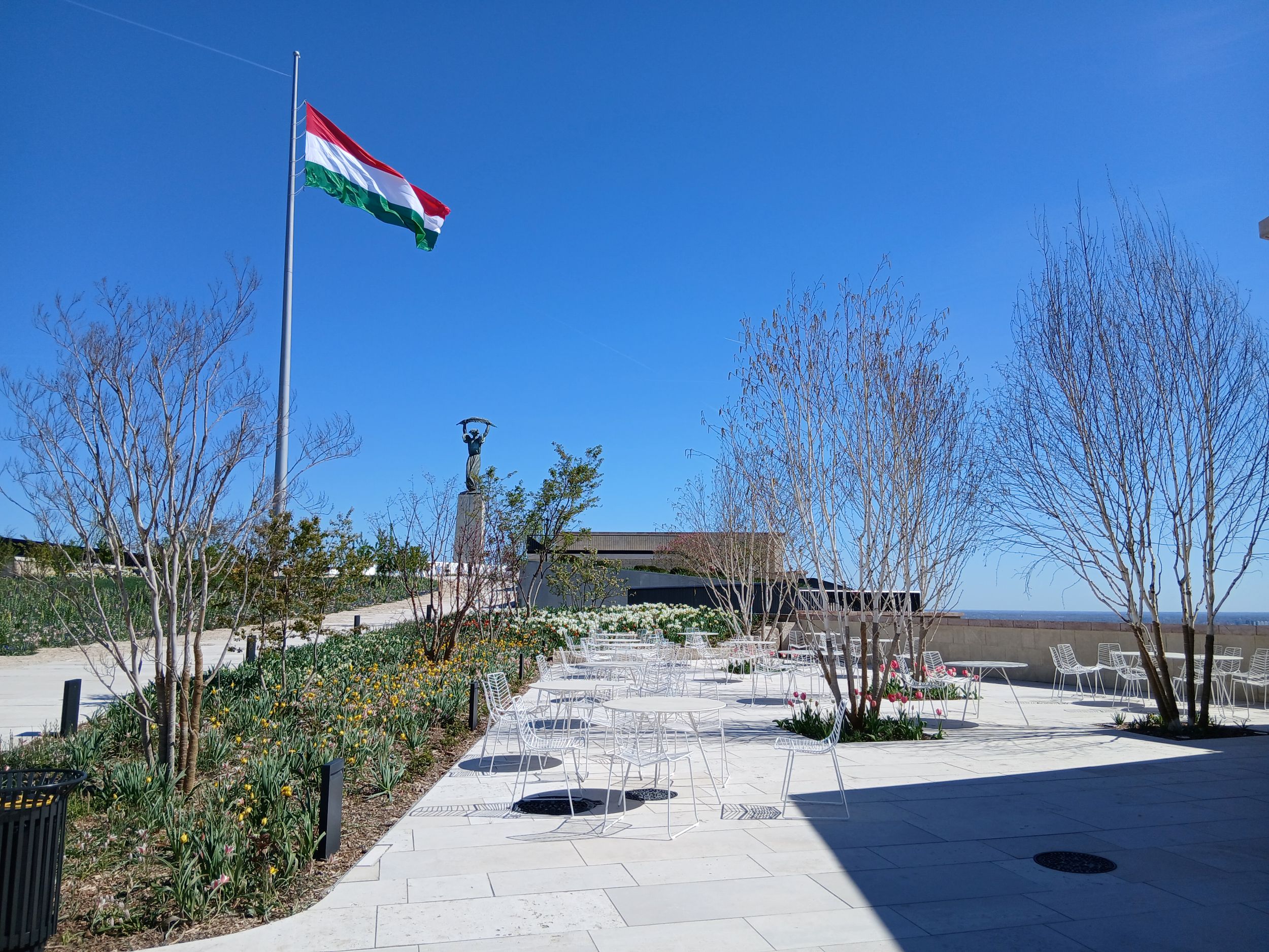 Kávézó székei a Citadellában.