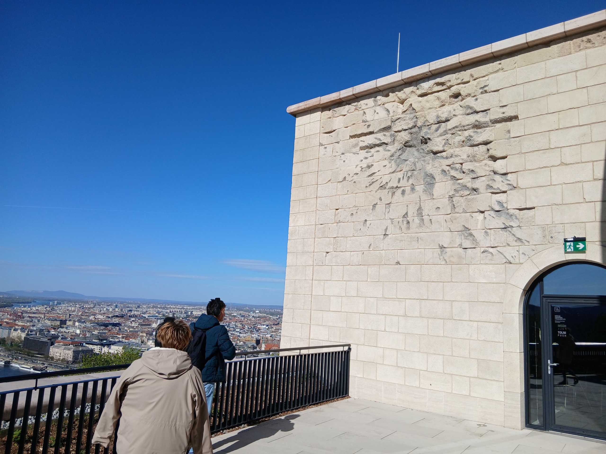 Lövésnyomok a CItadella falán.