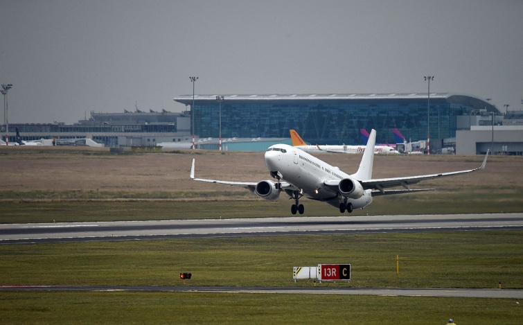 Daily Life In Budapest - Startlap Utazás Egy repülőgép felszáll a ferihegyi repülőtéren.