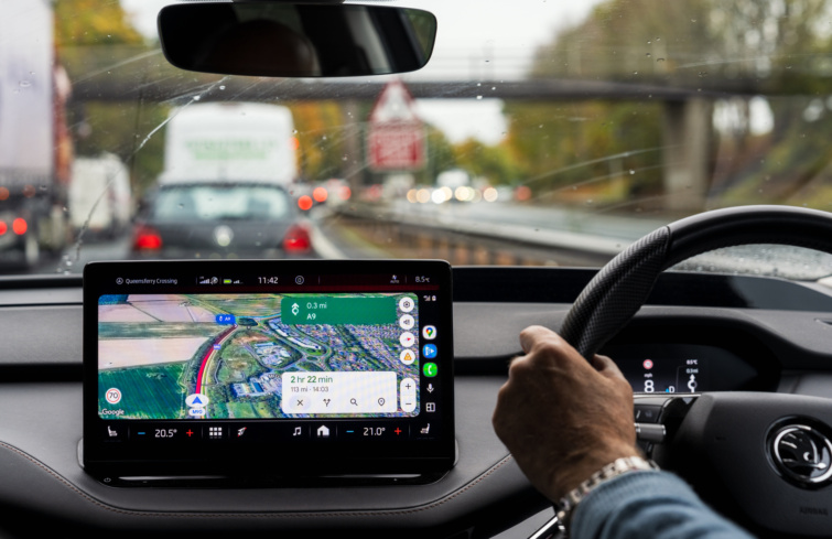 Google maps egy autóban egy telefon képernyőjén