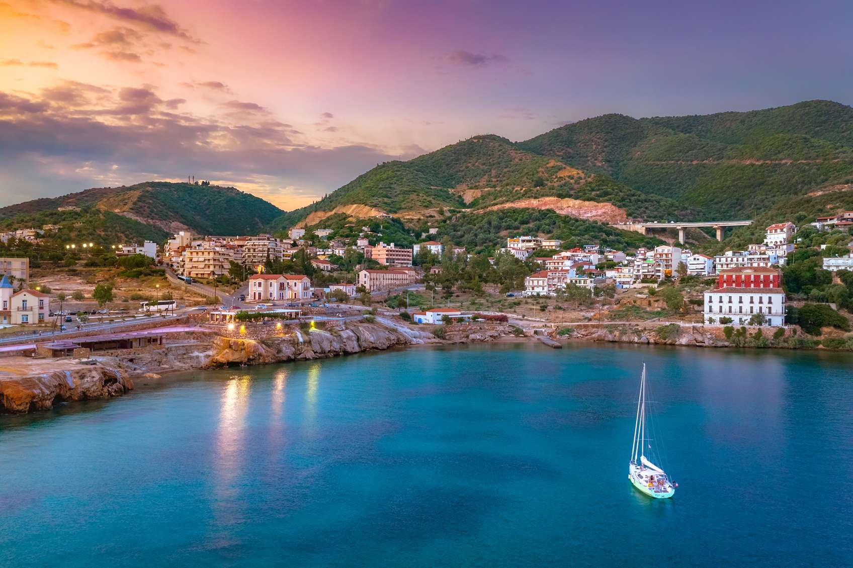 Naplemente egy kikötővárosban