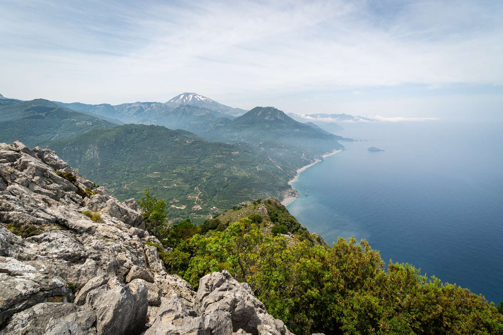 Meredek sziklaoromról tengeri panoráma