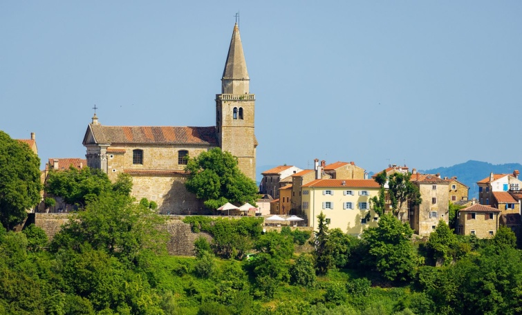 Groznjan town in Istra Croatia - Startlap Utazás Groznjan városának látképe.