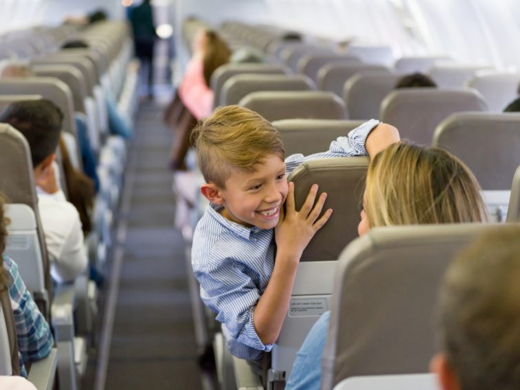 Egy fiú egy repülőgép fedélzetén