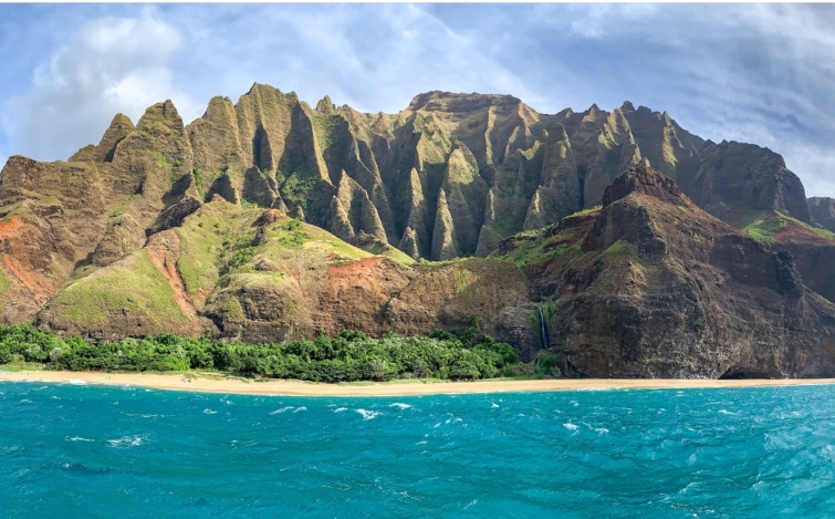 Hawaii csodálatos szigetének partja hatalmas sziklákkal, és dús partmenti növényzettel