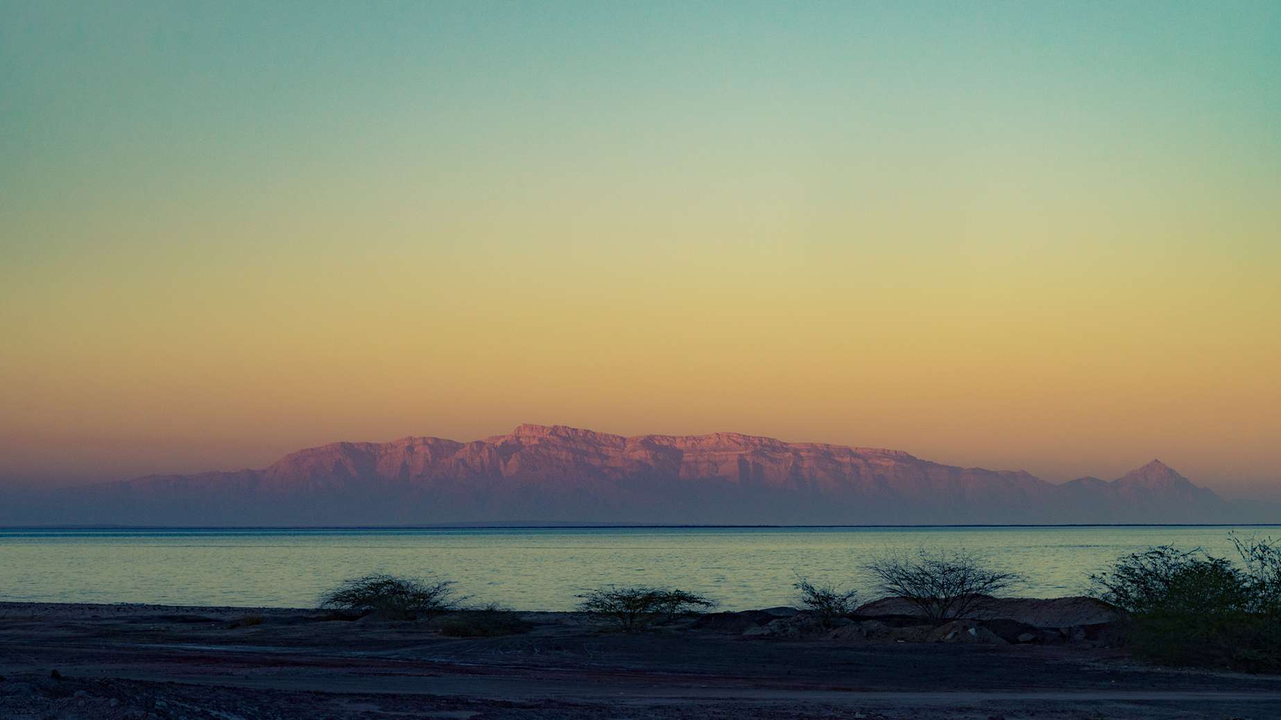 naplemente tengerrel és sziklákkal
