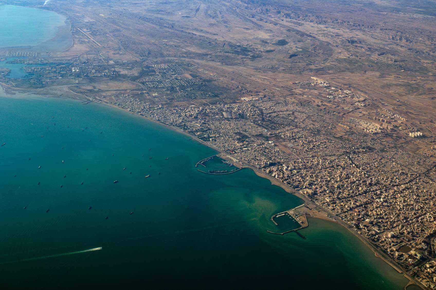 felülről rengeteg hajó a szorosban