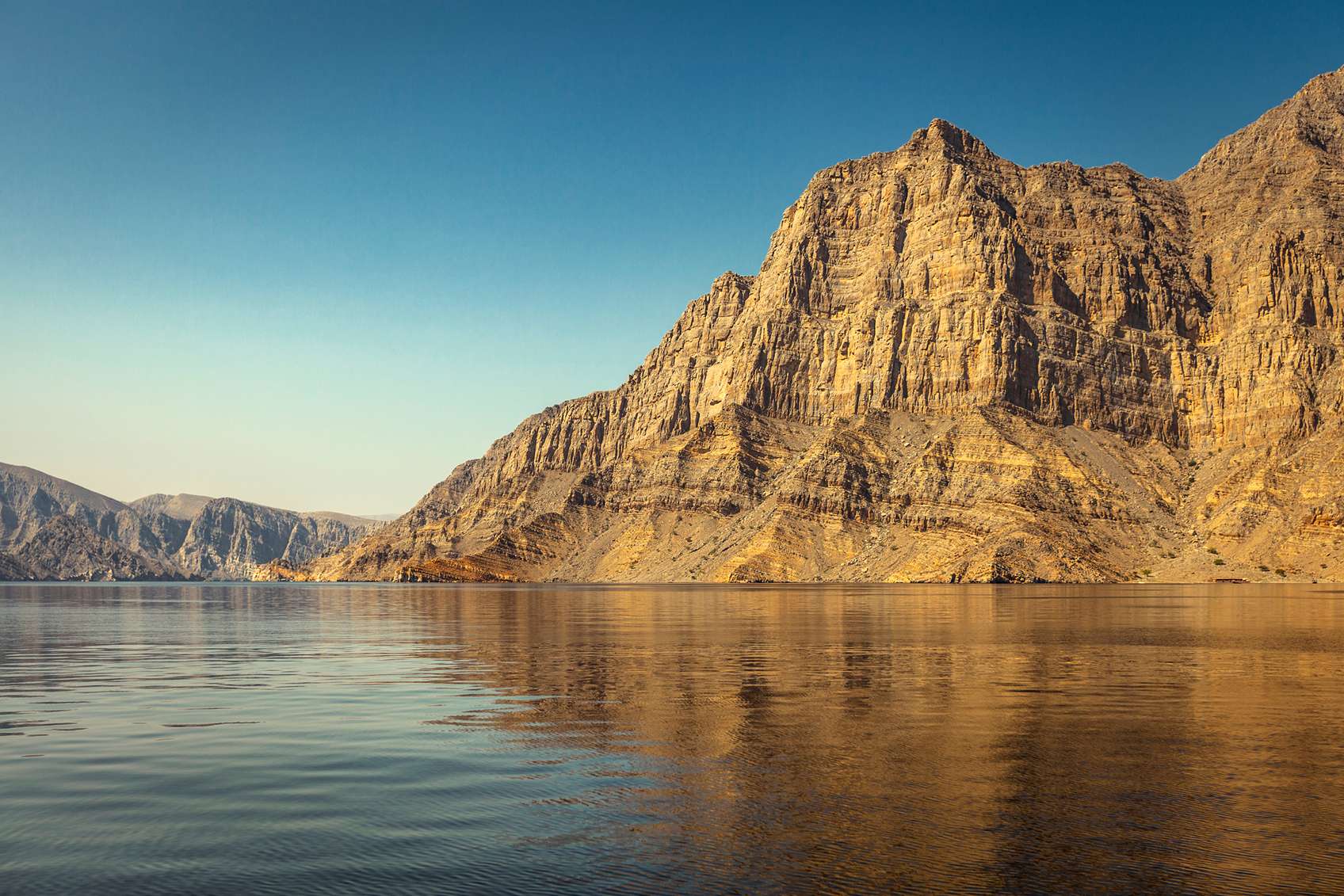 meredek sziklafal a tenger partjnán