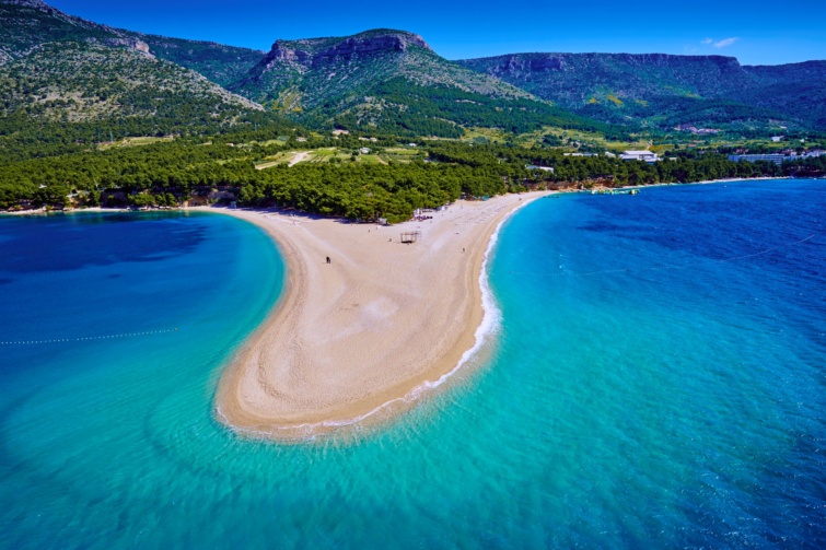 Homokos tengerpart légifelvételen.