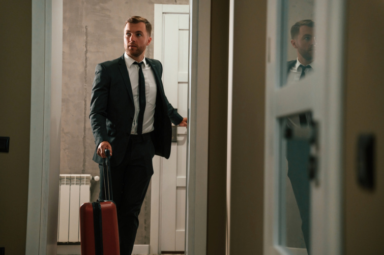 hotel - Startlap Utazás Hotelbe benyitó férfi