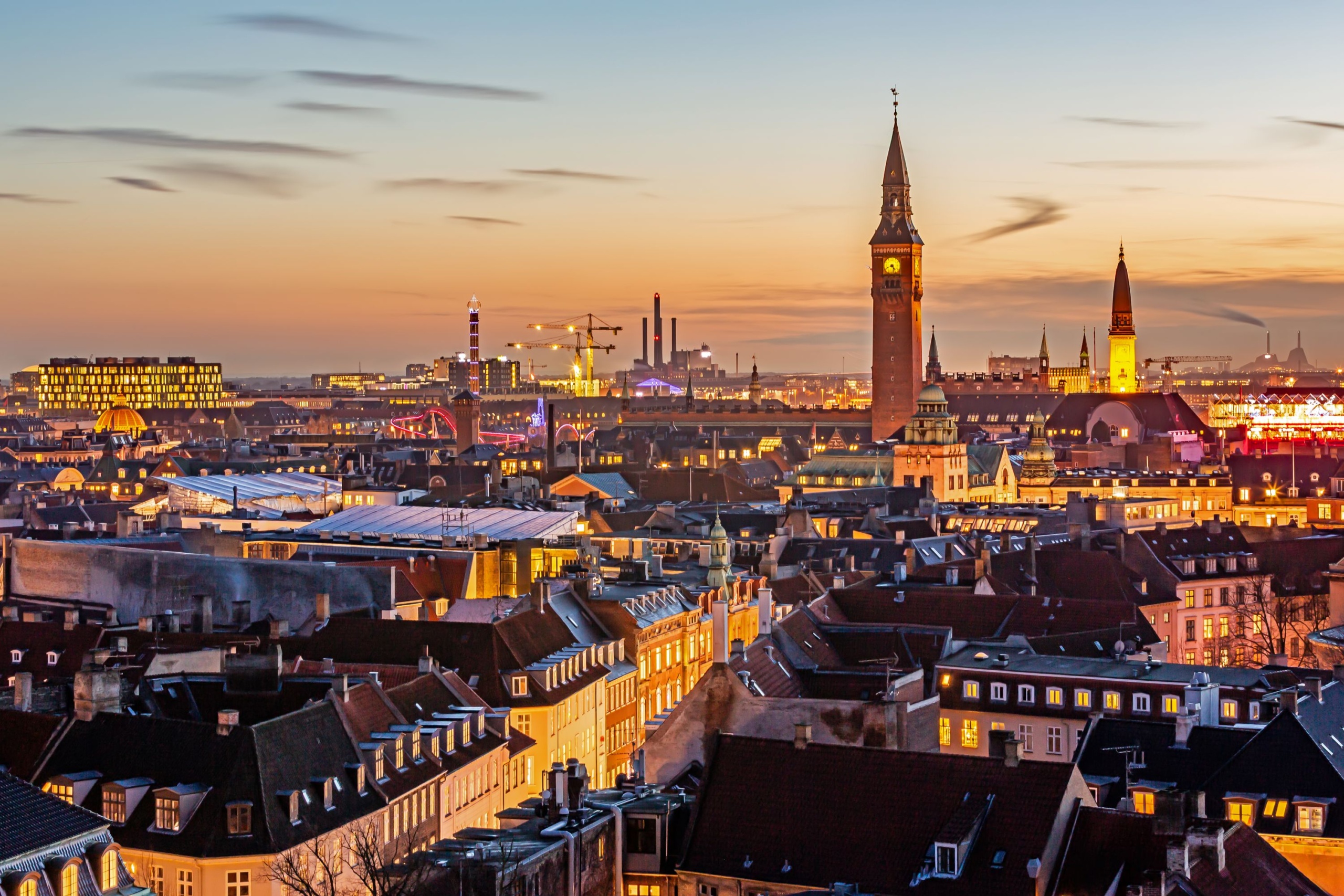 Koppenhágai városkép naplementében.
