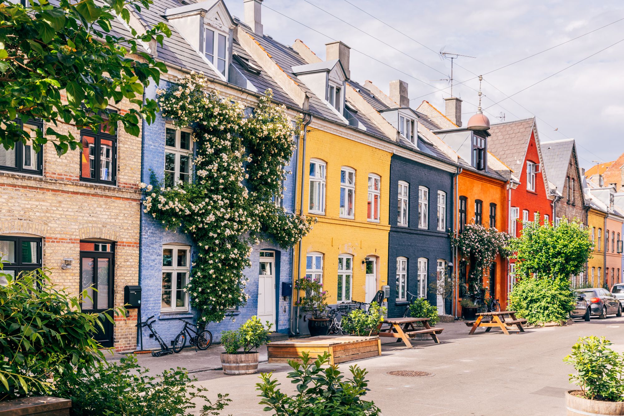 Színes házak virágokkal.