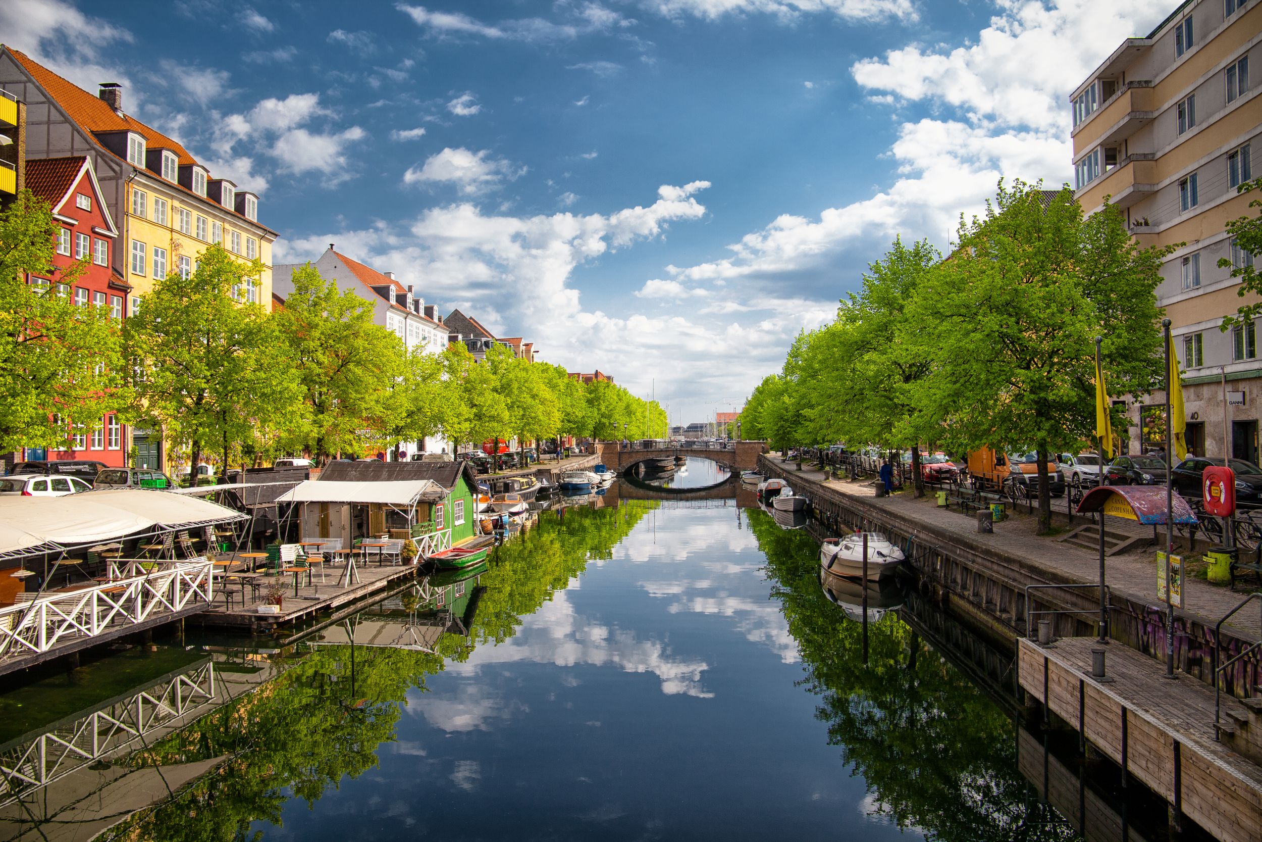Csatorna zöld fákkal Koppenhágában.